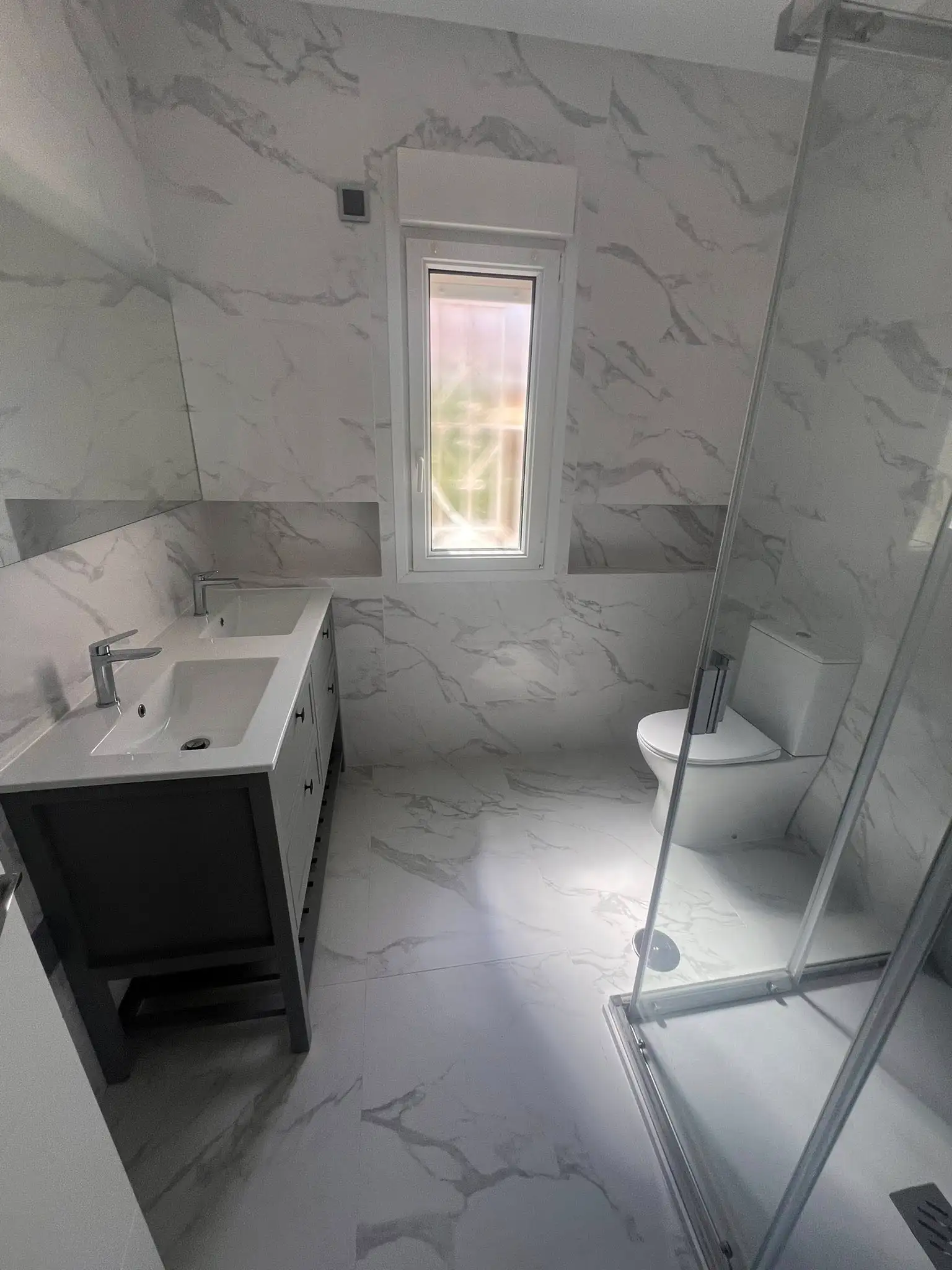 Reforma de baño moderna en San Miguel de Salinas